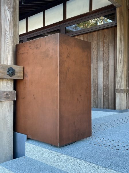 RAME（赤銅）色のオルトレマテリアのメタッロフルイドで施工した受付台