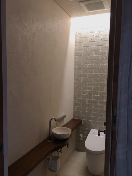 トイレ壁面に施工したアートランダムパターンのポリーブル