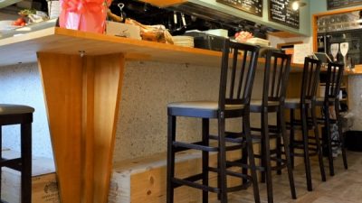 洗い出しネットストーン　飲食店にカラフルな石の意匠を