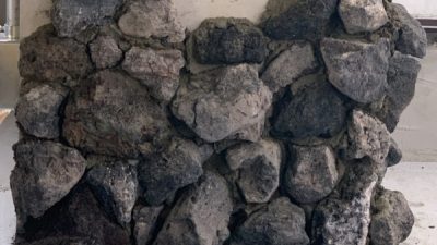 溶岩を張る　アパレル店の柱に溶岩石張り