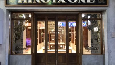 モルタル仕上げ　店舗外壁で施工