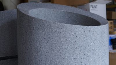 ビールストーン円柱型什器に施工
