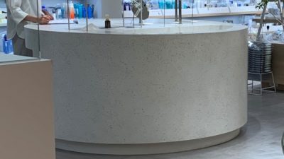 ビールストーン　化粧品のお店　ディスプレイ台に施工