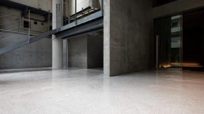 マンションエントランス床にビールストーン仕上げ