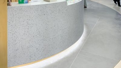 銅入りのビールストーンを受付カウンターに施工