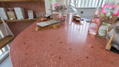 ビールストーンお客様と一緒に水晶を撒いて仕上げたカウンター