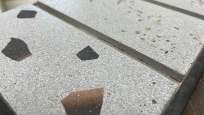 レンガ骨材を入れた研ぎ出し洗い出しサンプル