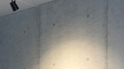コンクリート打ち放し風仕上げ　アパレル店に施工