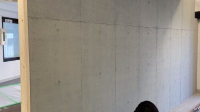 コンクリート打ち放し風仕上げを間仕切壁に施工