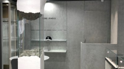 コンクリート打ち放し風仕上げ　ジュエリーショップ　壁・什器等に施工