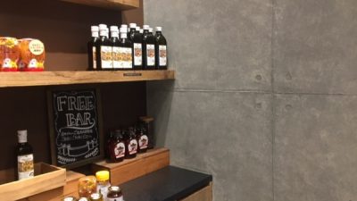 コンクリート打ち放し風仕上げ　カフェの壁面に施工