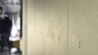 コンクリート打ち放し風仕上げ　オフィスビル壁面に施工