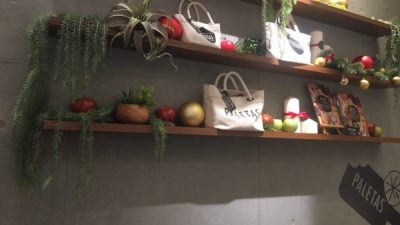 コンクリート打ち放し風仕上げ　フローズンフルーツバーに施工