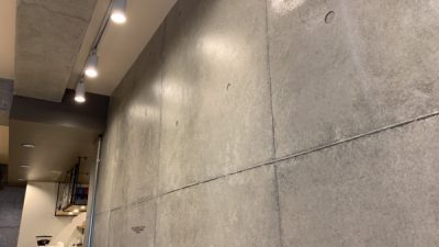 コンクリート打ち放し風仕上げ　カフェの壁梁に施工