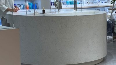 ビールストーンで化粧品店の円形什器に施工