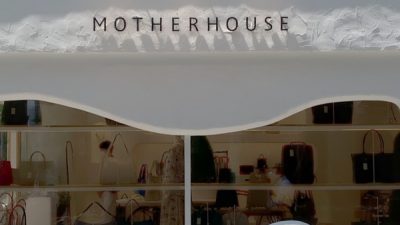 全てを漆喰で包む　マザーハウス銀座店