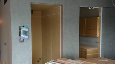 石膏ボードをコンクリート打ち放し仕上げに！