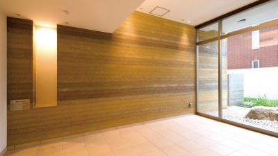 塗り版築をマンションエントランスに施工