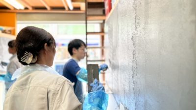 自社の半製品を製品にする体験 材料商社様の左官体験研修