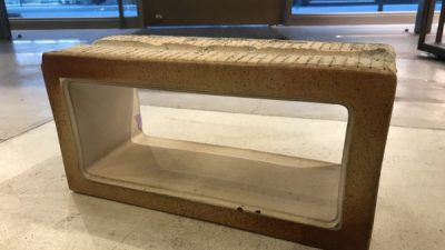 ホローブロックをカット「建物の記憶を残す記念品」