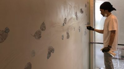 オルトレマテリア　住宅展示場に施工　葉っぱを入れた仕上げ