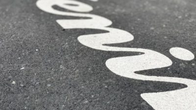 ビールストーン 外部床に文字を入れた施工