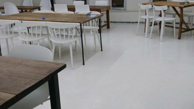 ビールストーン　打合せサロン　床・立ち上がりに施工
