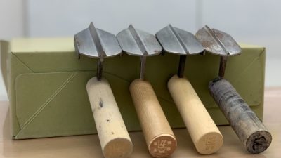 モルタルにラインを入れる鏝