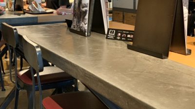 モールテックスをカフェテーブルに施工、緩やかな曲線ライン