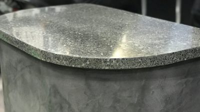 モールテックス・ビールストーン、展示会のテーブルを施工