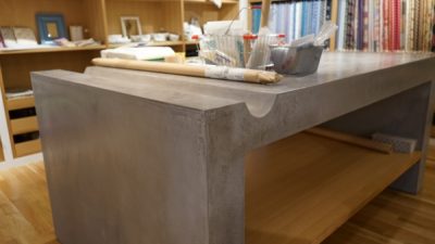 ファブリックのお店　作業テーブルにモールテックス
