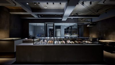 モールテックス施工のパティスリーのカウンターが左官カレンダーに掲載