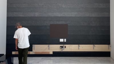 塗り版築を高さ8mのリビングに施工