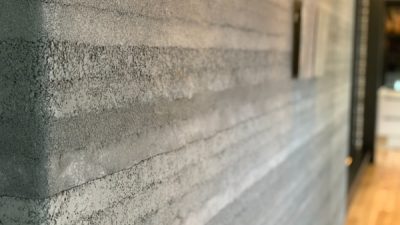 塗り版築仕上げ　住宅展示場の壁面に施工
