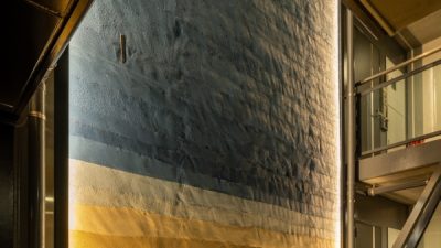 塗り版築 吹き抜けを迫力のある仕上げに