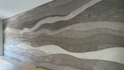 塗り版築 都内住宅の玄関に波模様仕上げ