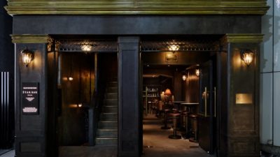 オルトレマテリア　店舗外壁にアンティークの金属仕上げ