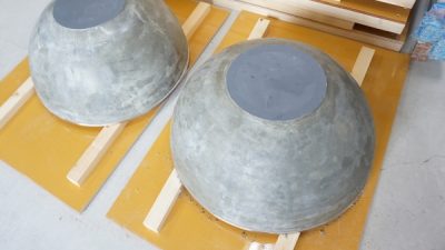 テーブルを研ぎ出し仕上げ　ポリーブルとBEAL STONE
