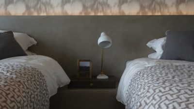 ポリーブル　ベッドのヘッドボードに使用