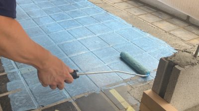 タイルライブラリー　床　タイル面に直接セルフレベリングが流せるプライマー