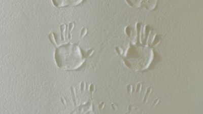 オリジナル漆喰「フルーフレ」　家族の手形を記念に残せます。
