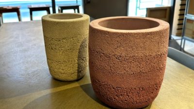 塗り版築で包まれた花器