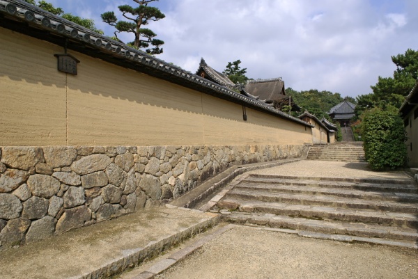 日本の版築、法隆寺の築地塀。出典：Wikipedia
