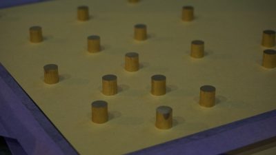 金属を埋めたモルタル