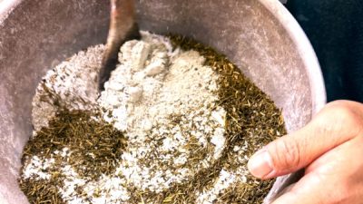 塗り版築にお茶の葉を混ぜる