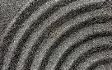 砂鉄を固めた櫛引仕上げ