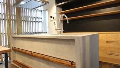 モールテックス - キッチン、明るめの色での施工例