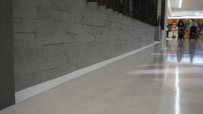 うづくり木目モルタル - 商業施設の腰壁での施工例