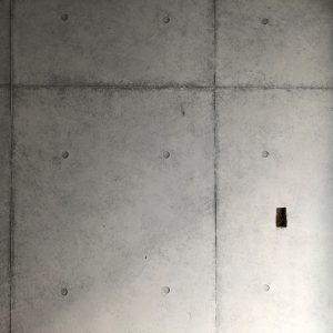 コンクリート打ち放し風仕上げ - カフェの壁・梁部分を施工