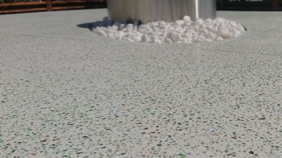 ビールストーンで外部什器の天板に施工
